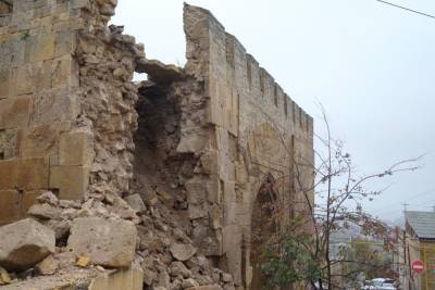 Восстановление частично разрушенной дождями крепостной стены в Дербенте займет два года
