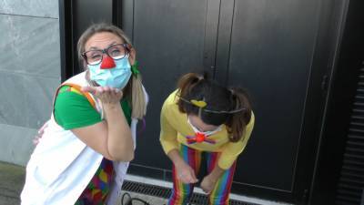 Клоуны в Испании веселят детей перед тестированием на COVID-19.