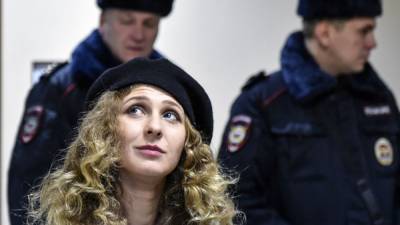 Суды оштрафовали участниц Pussy Riot за акцию с флагами ЛГБТ
