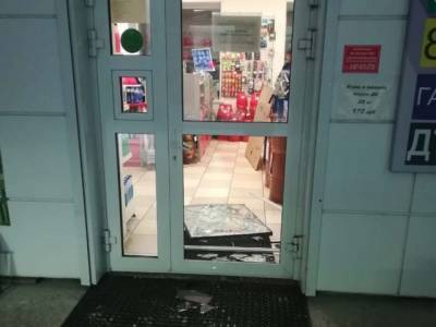 В Кузбассе пьяный посетитель разбил ногой входную дверь АЗС