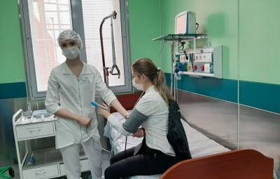 В ульяновских поликлиниках людей принимают медики с коронавирусом