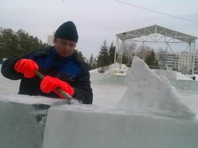 В Уфе готовят лёд для новогодних площадок и городков