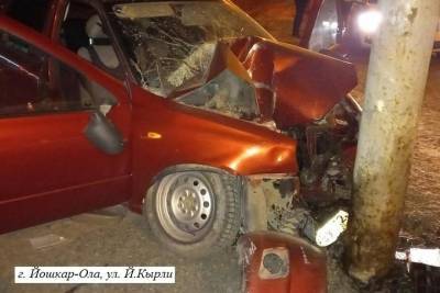 Автомобиль с пьяным водителем врезался в столб в Йошкар-Оле