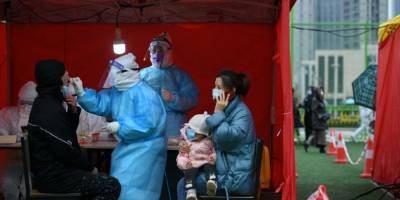 В Китае объявили о тестировании нескольких миллионов людей из-за вспышек коронавируса в трех городах