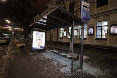 В Киеве таксист разбил стеклянную остановку и уехал: видео ДТП