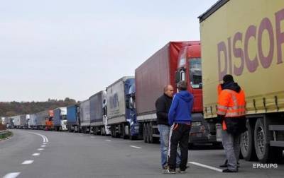 На границе с Россией очередь из 300 грузовиков