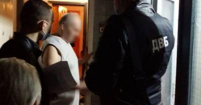 Киевские полицейские обвинили мужчину в угоне авто и требовали "откуп" (4 фото)