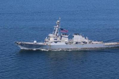Эсминец ВМС США идёт в Чёрное море
