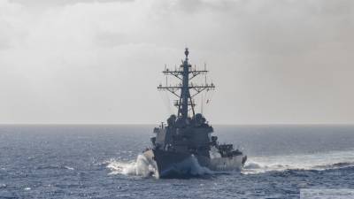 Эсминец ВМФ США Donald Cook направляется через пролив в Черное море