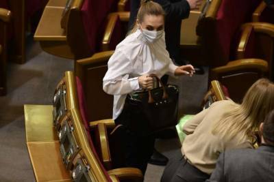 "Слуга народа" пришла в парламент с аксессуаром из кожи теленка за 65.800 грн. (ФОТО)