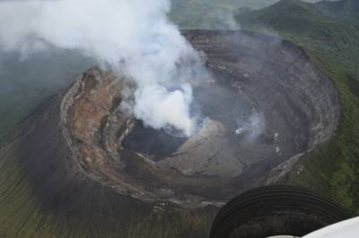 Украинские миротворцы приземлились на самый активный вулкан в Африке (фото)