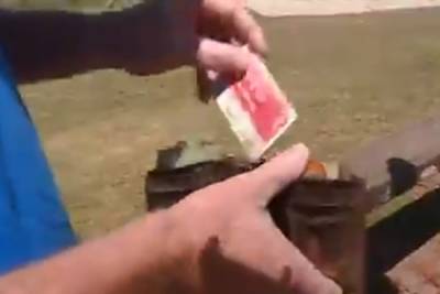 Мужчина нашел потерянный 25 лет назад кошелек с деньгами и вернул его хозяину