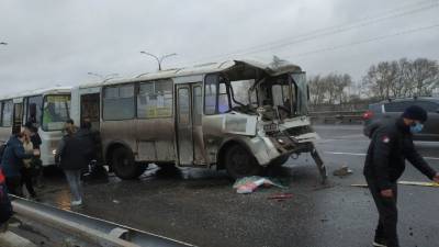 Автобусы и грузовик столкнулись в Архангельске, пострадали шесть человек