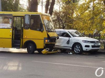 В Одессе не поделили дорогу маршрутка и Volkswagen – у ж/д вокзала огромная пробка