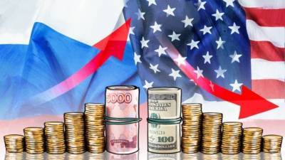 Снижающийся к основным валютам доллар США помогает укрепляться рублю