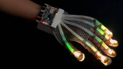 Инженеры создали перчатку, которая поможет трогать виртуальные предметы