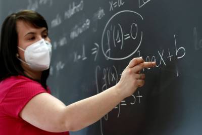 Сколько учителей в Украине болеют коронавирусом и почему тестирование в школах – проблема
