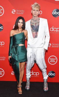 Меган Фокс впервые дебютирует на красной ковровой дорожке American Music Awards с рэпером Колсоном Бэйкером