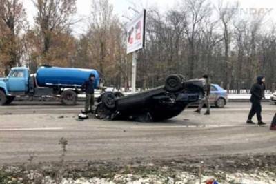 Автомобилист на «Ладе» врезался в автоцистерну, грузовик и легковушку в Новочеркасске