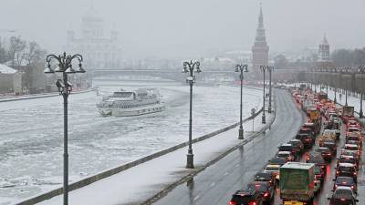 Дептранс Москвы предупредил водителей о семибалльных пробках из-за непогоды