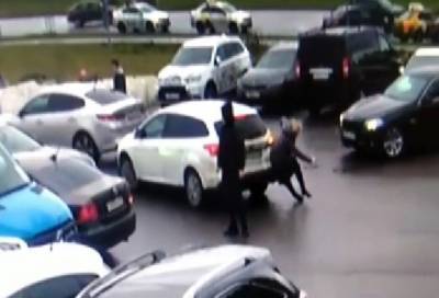 Водитель наехал на женщину, выезжая с парковки в аэропорту Пулково