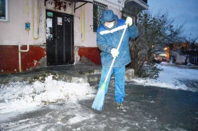 Управляющие компании приступили к уборке снега в городских дворах
