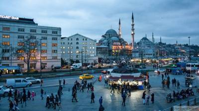 Жители Стамбула обвинили туристов в ухудшении ситуации с COVID-19 в городе