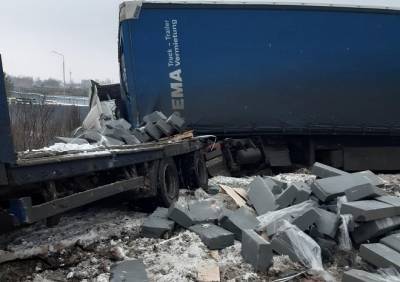 На Солотчинском шоссе фура врезалась в прицеп и съехала в кювет - ya62.ru - район Рязанский