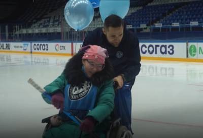 Хоккеист сыграл с юной сибирячкой в инвалидном кресле в ее день рождения