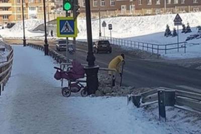 Убирающая снег женщина с коляской вызвала восторг в сети