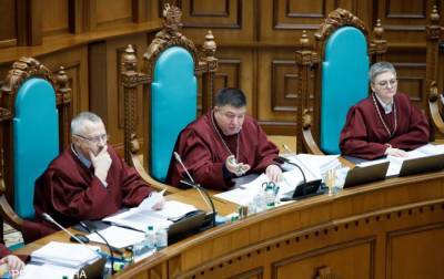 Депутаты просят КСУ отменить карантин выходного дня