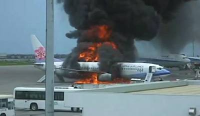 Все затянуло черным дымом: пассажирский самолет вспыхнул, как факел - видео ЧП