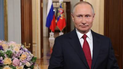 Путин наградил артиста Смехова, хирурга Покровского и ветерана из Петербурга, собравшую деньги врачам