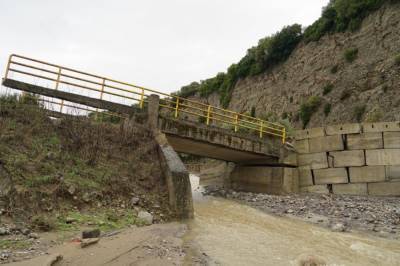Обрушенные мосты и затопленные дороги: юг Италии накрыло масштабное наводнение (фото, видео)