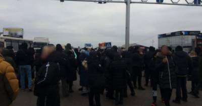 В Одессе полицейские разогнали митингующих, которые протестовали против карантина (видео)