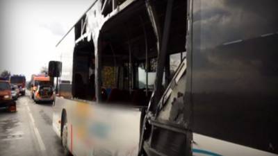 Нижняя Франкония: грузовик врезался в школьный автобус – пострадали несколько детей