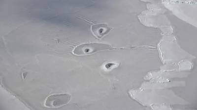 В Арктике обнаружили загадочные воронки во льду