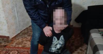 Силой затащил в квартиру, связал и держал всю ночь: в Харькове мужчина изнасиловал 15-летнюю девушку