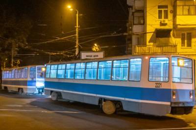 В Днепре трамвай сошел с рельсов и полностью перекрыл дорогу: фото