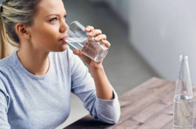 Диетолог подсказал, чем заменить воду для здоровья организма