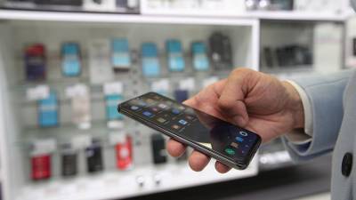 Названы причины отказа производителей смартфонов от увеличения экранов