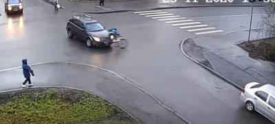 Внедорожник наехал на велосипедиста в Петрозаводске (ВИДЕО)