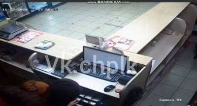 Полиция Кузбасса разыскивает мужчину в маске, напавшего на продавца магазина