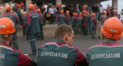 В Белоруссии протестующих шахтеров выносят из шахт спасатели