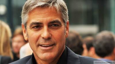 Клуни вспомнил об "ужасном" розыгрыше Питта на съемках фильма в Италии