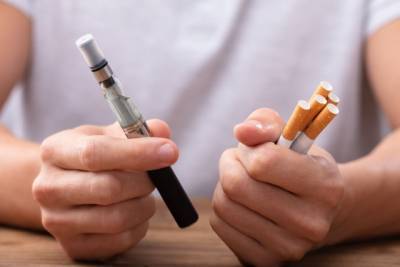 Ученые объяснили опасность курения электронных сигарет на фоне COVID-19