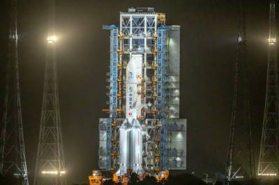 Китай впервые запустил ракету-носитель на Луну