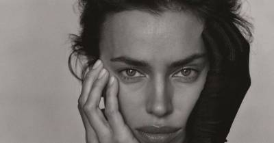 Без фотошопа и мейкапа: Ирина Шейк украсила трогательную обложку Vogue