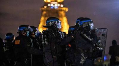 Французская полиция разогнала расставивших палатки мигрантов в Париже
