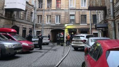 Очевидцы сообщили о пожаре на главной барной улице Петербурга